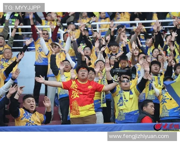 当足球明星亲临赛场为儿子加油助威的温馨瞬间 当足球明星亲临赛场为儿子加油助威的温馨瞬间