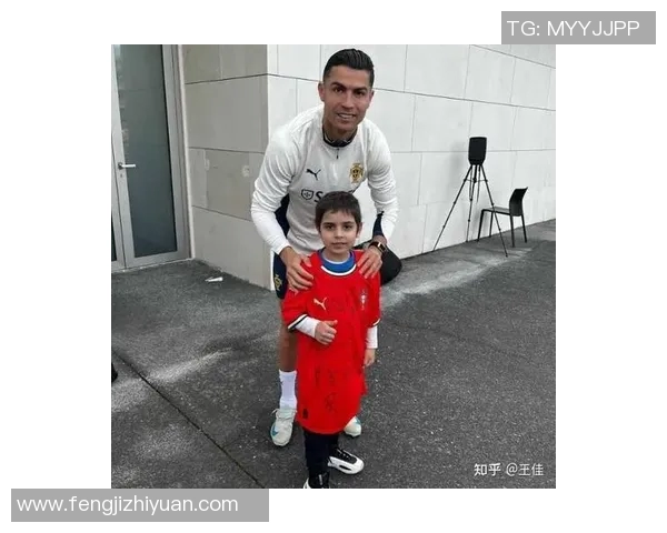 足球明星与球迷合影背后的故事与感人瞬间揭秘 足球明星与球迷合影背后的故事与感人瞬间揭秘